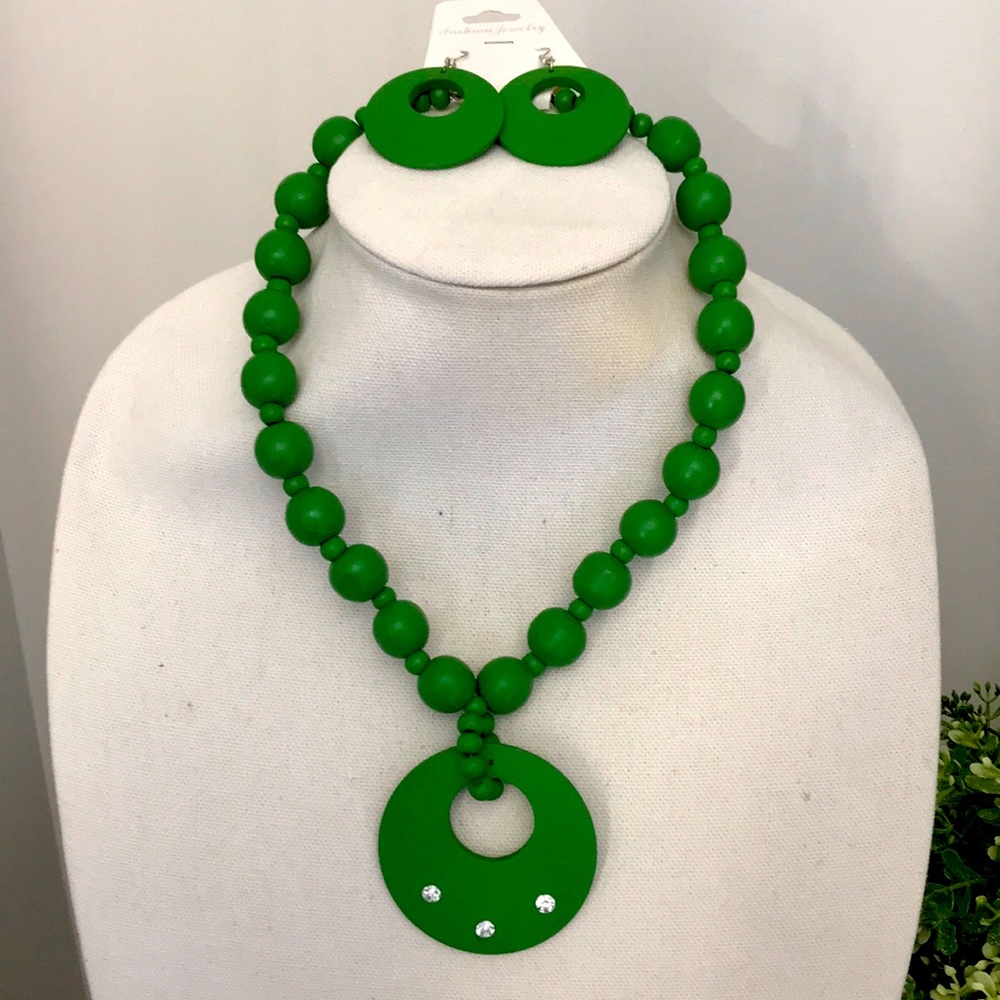 3$30 Brand new green wooden bead necklace and earrings set